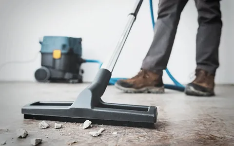 Baureinigung mit Staubsauger auf einer Baustelle