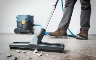 Professioneller Baustellenreinigungsservice mit leistungsstarkem Staubsauger.