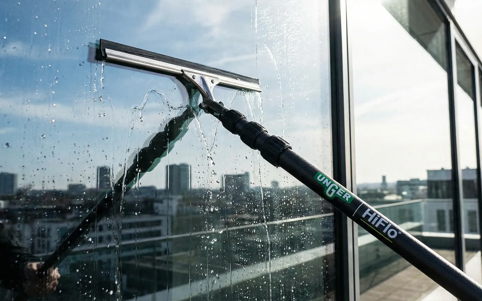 Professionelle Außenfensterreinigung mit Teleskopabzieher