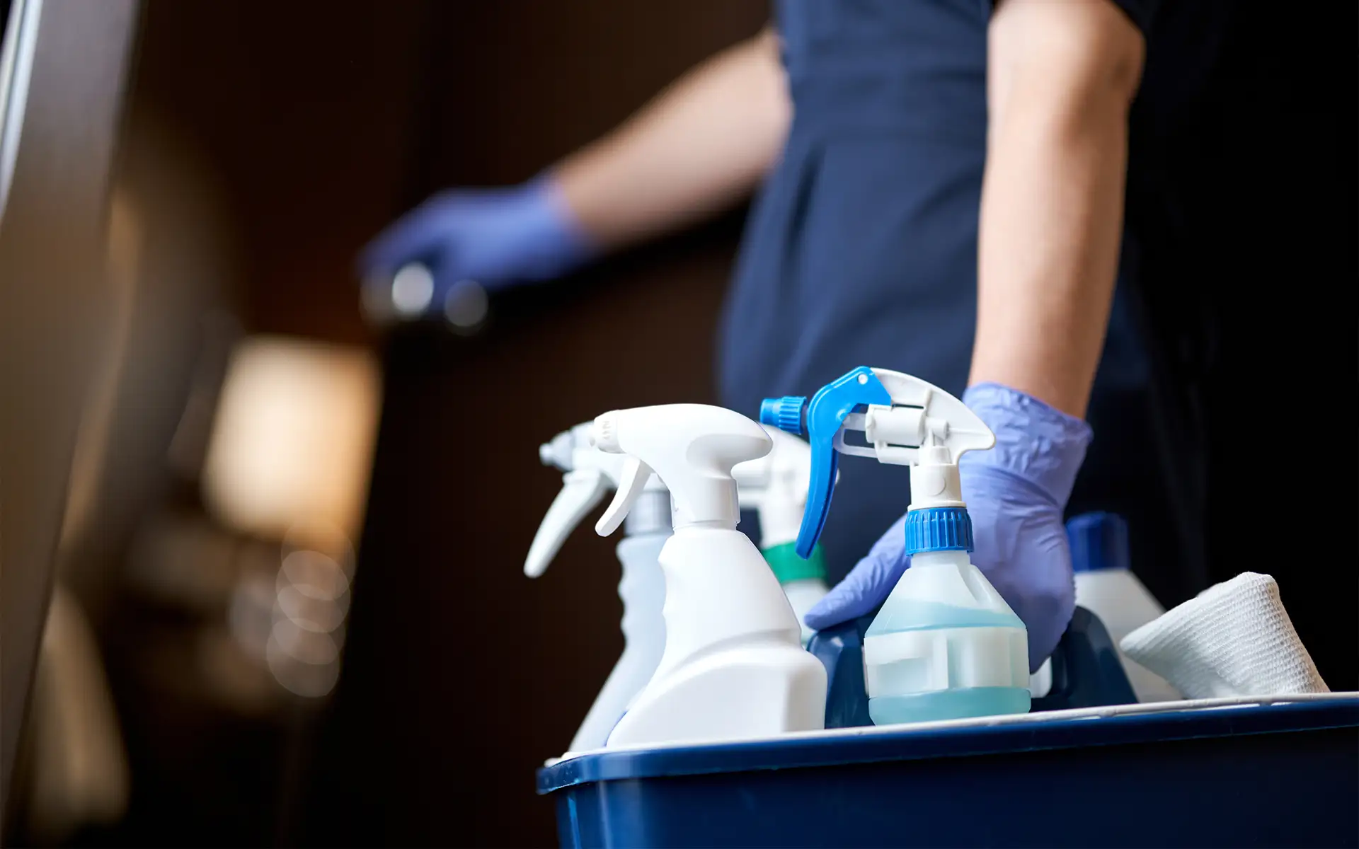 Hausmädchen öffnet die Tür zum Reinigungszimmer