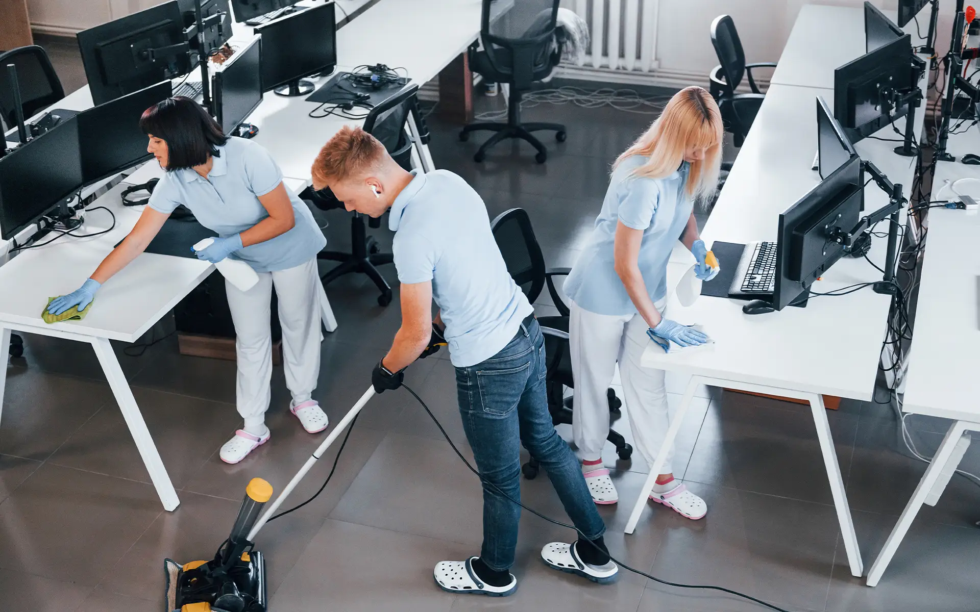 Eine Gruppe von Arbeitern reinigt tagsüber gemeinsam ein modernes Büro.