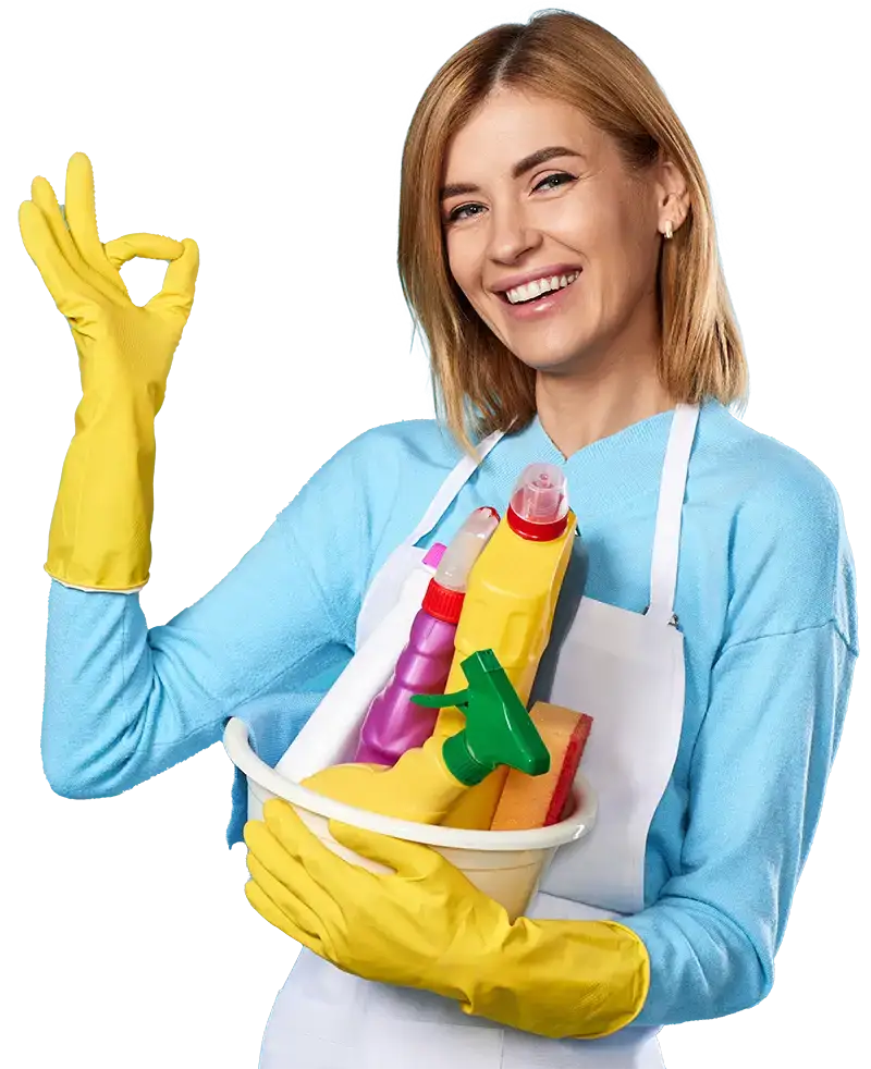 Junge Frau hält Reinigungsmittel in der Hand und lächelt in die Kamera