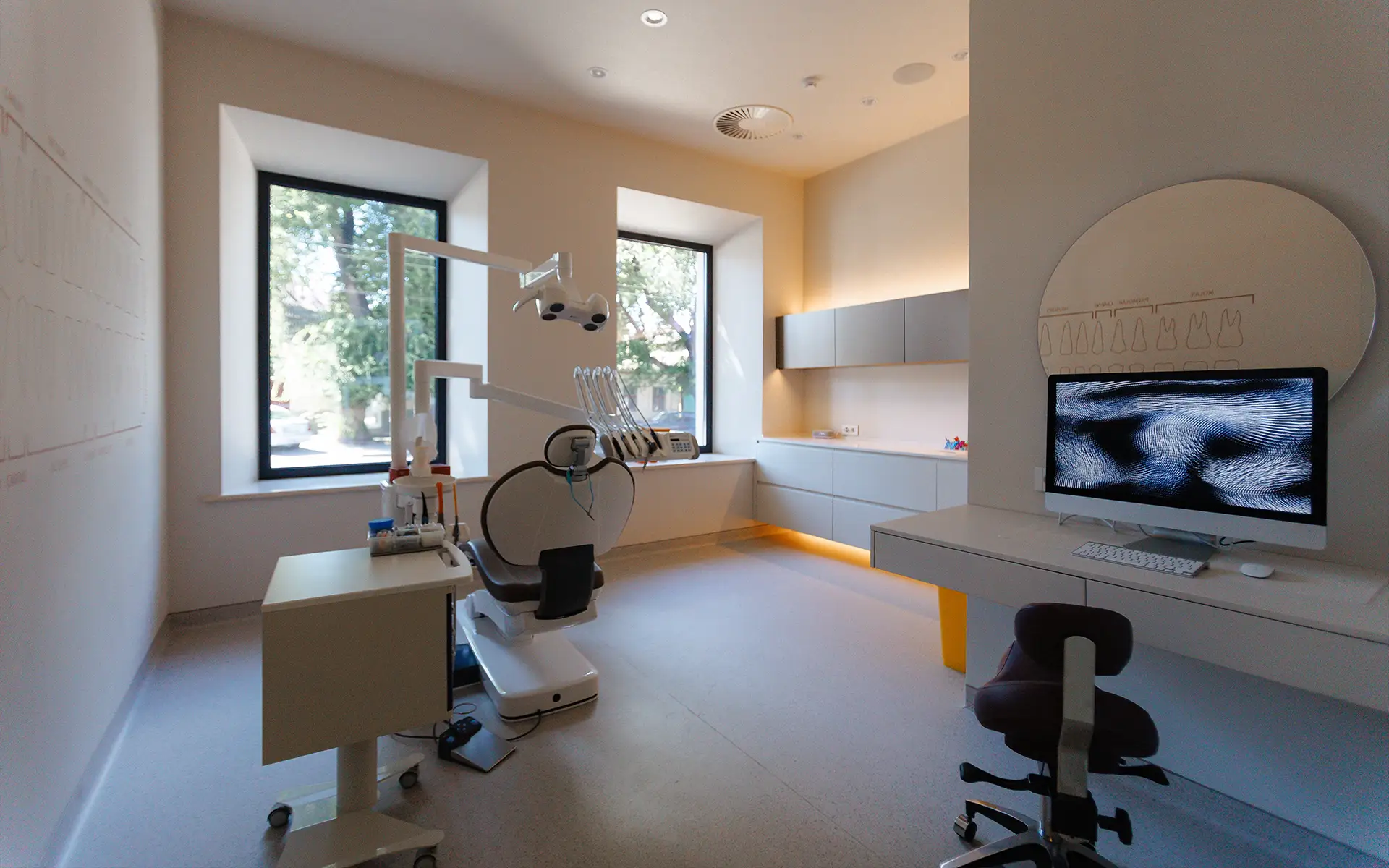 Ein moderner Untersuchungsraum mit fortschrittlicher Ausstattung für Patientenversorgung und Komfort